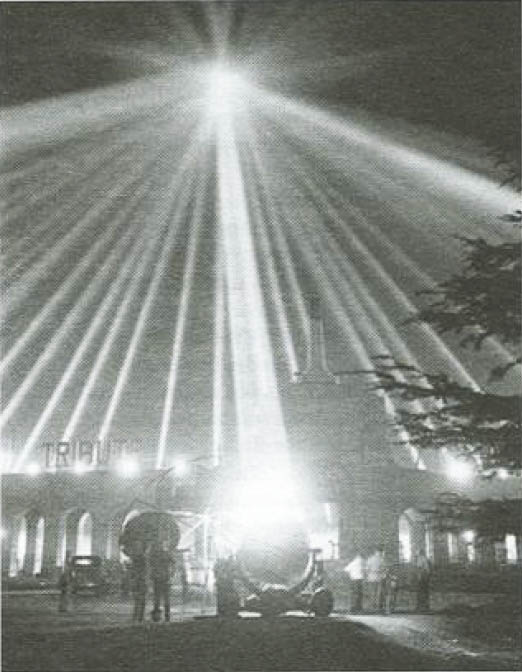 лучи зенитных прожекторов над Los Angeles Memorial Coliseum